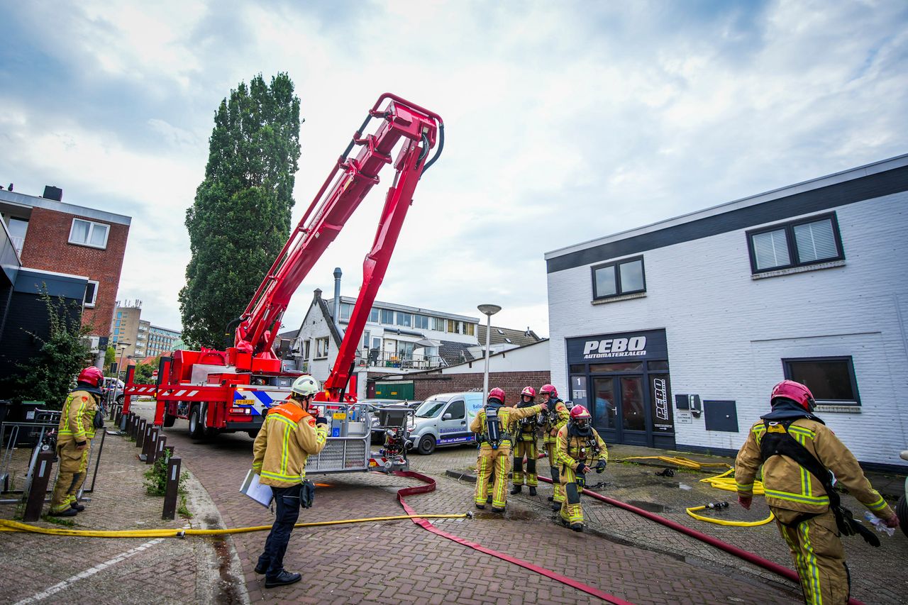 Er is ook een hoogwerker bij het gebouw aanwezig (foto: SQ Vision).