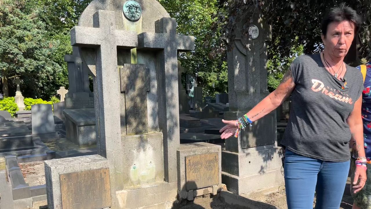 Anne Marie vertelt over het graf van Johanna en Florina (foto: Ista van Galen).