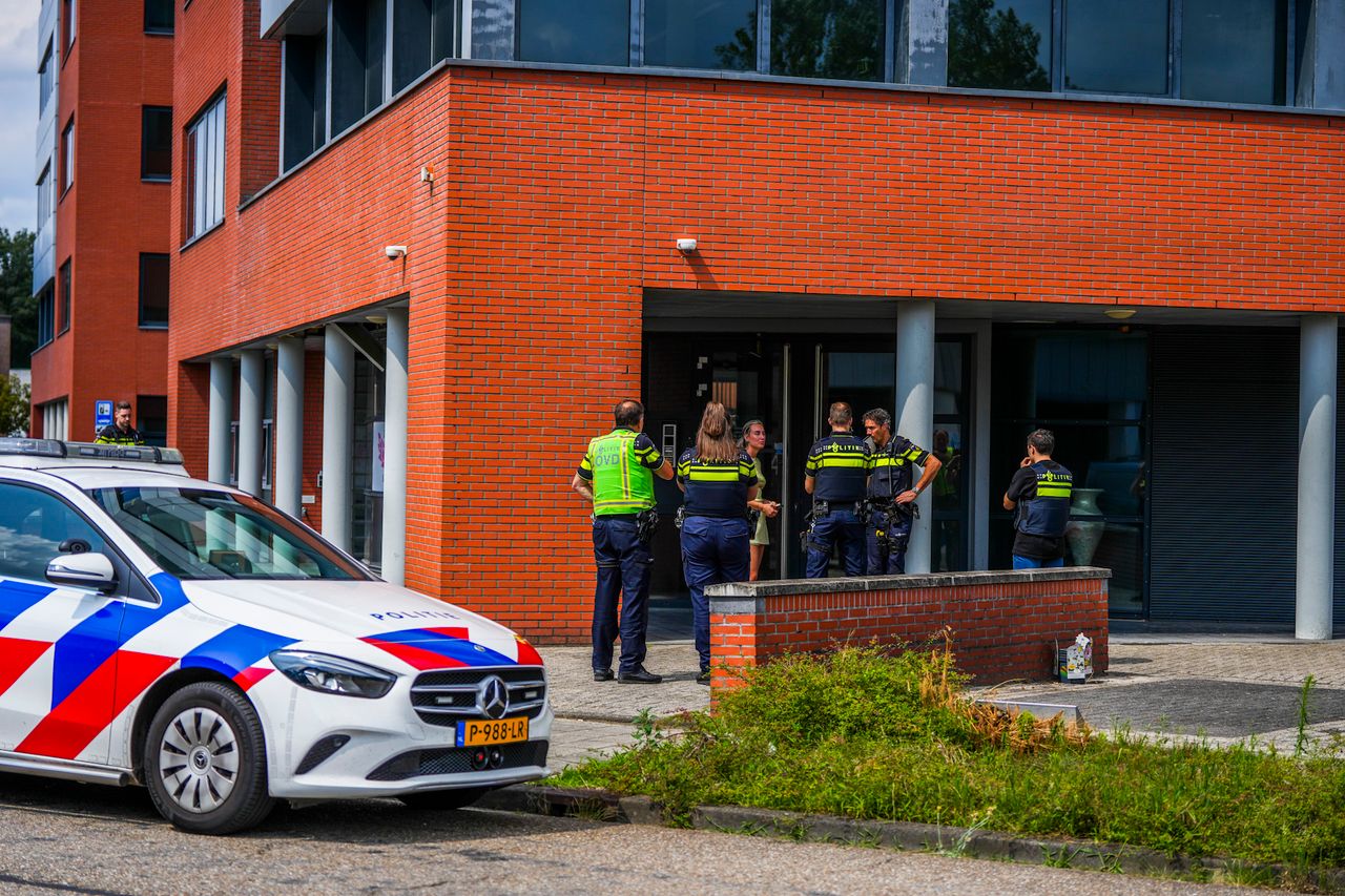 Agenten bespreken de vondst van het drugslab beneden (foto: SQ Vision).