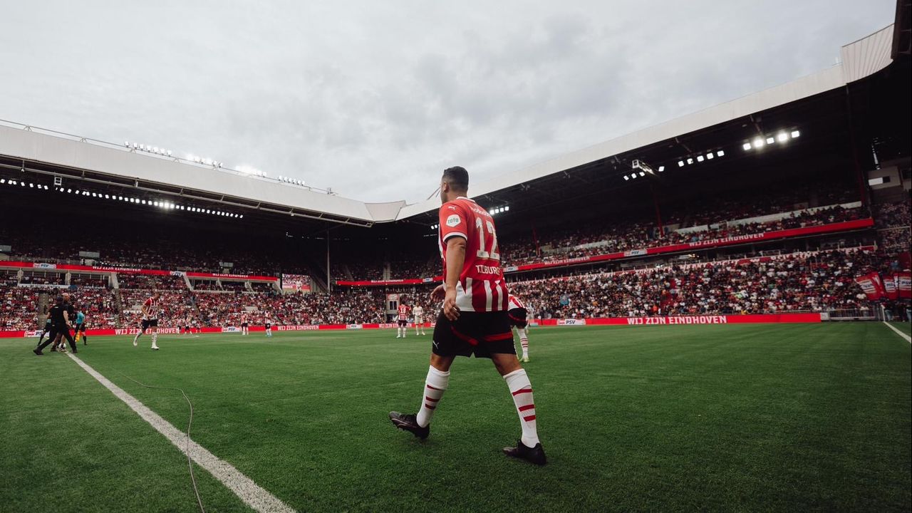 William mag de aftrap van PSV-Valencia doen (foto: Jos Verkuijlen).