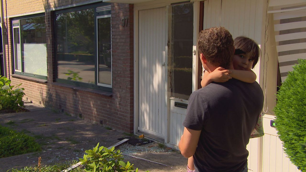 Basiel kijkt naar de schade bij de buren en bij hem (foto: Omroep Brabant).