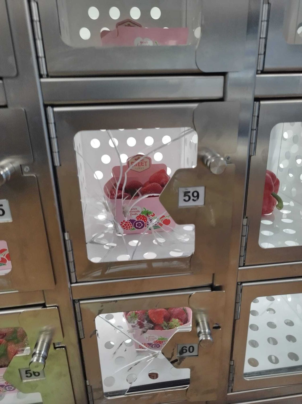 De schade is bij sommige kleine vakjes goed te zien.