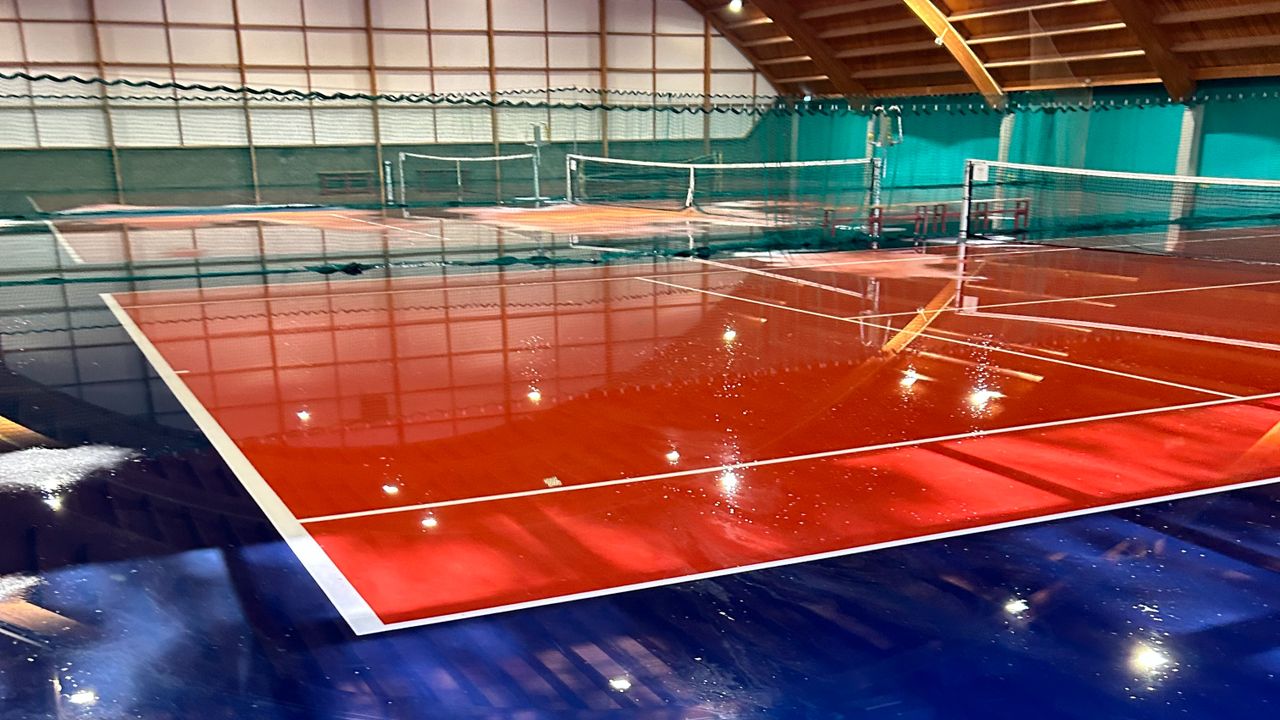 Een sportschool stond blank door de vele regen.