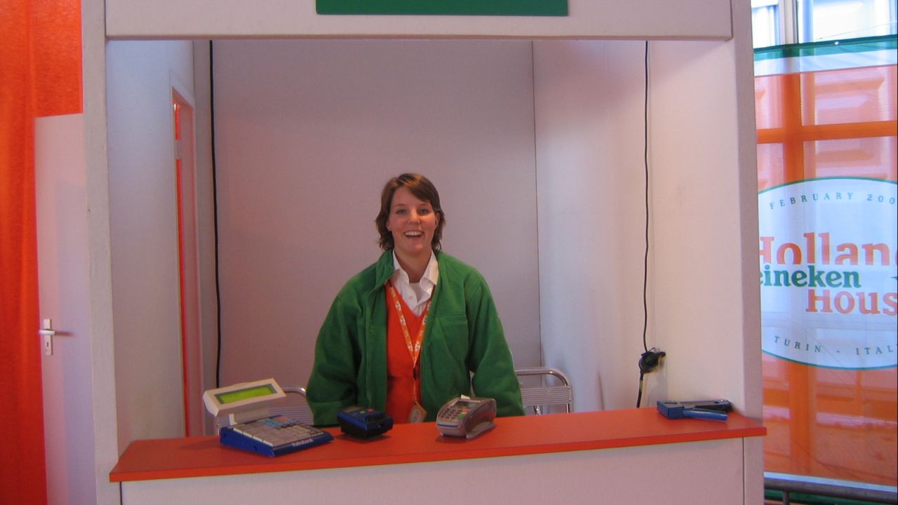 Manon bij de beruchte kassa waar het iedere nacht toch niet helemaal lekker liep.