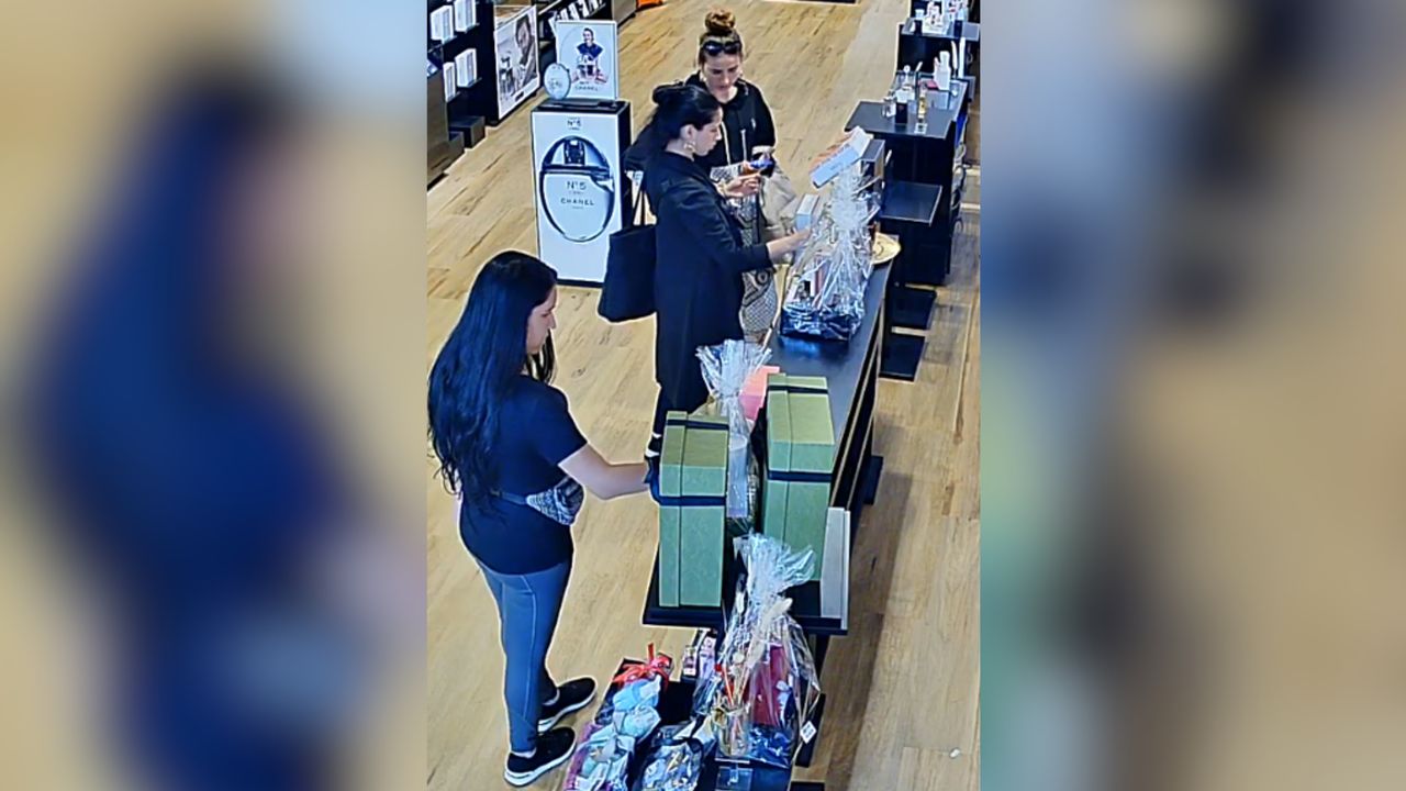 De vrouwen haalden voor 2800 euro aan parfum weg (foto: politie.nl).