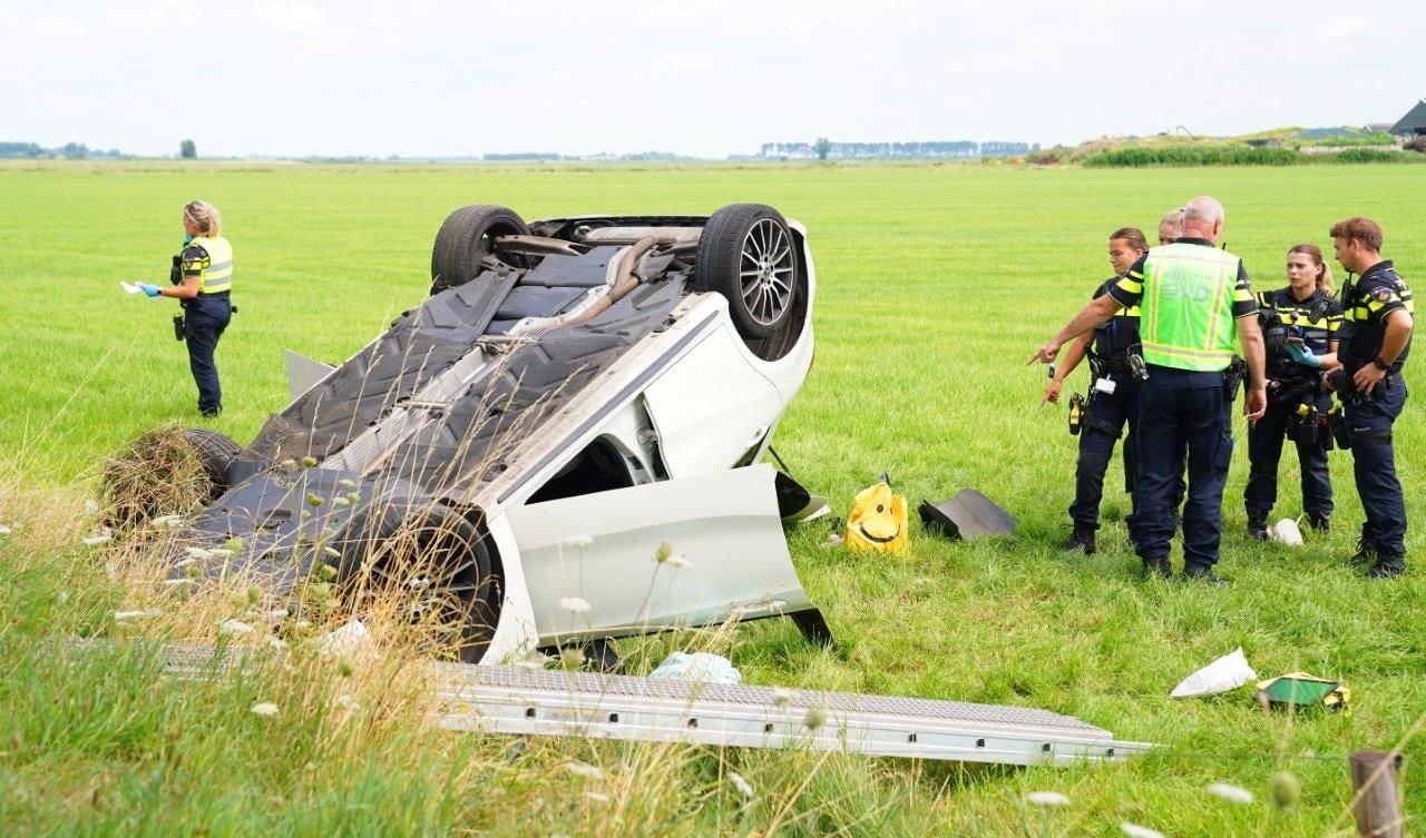 De vrouw is met spoed naar het ziekenhuis gebracht (foto: Bart Meesters/SQ Vision).