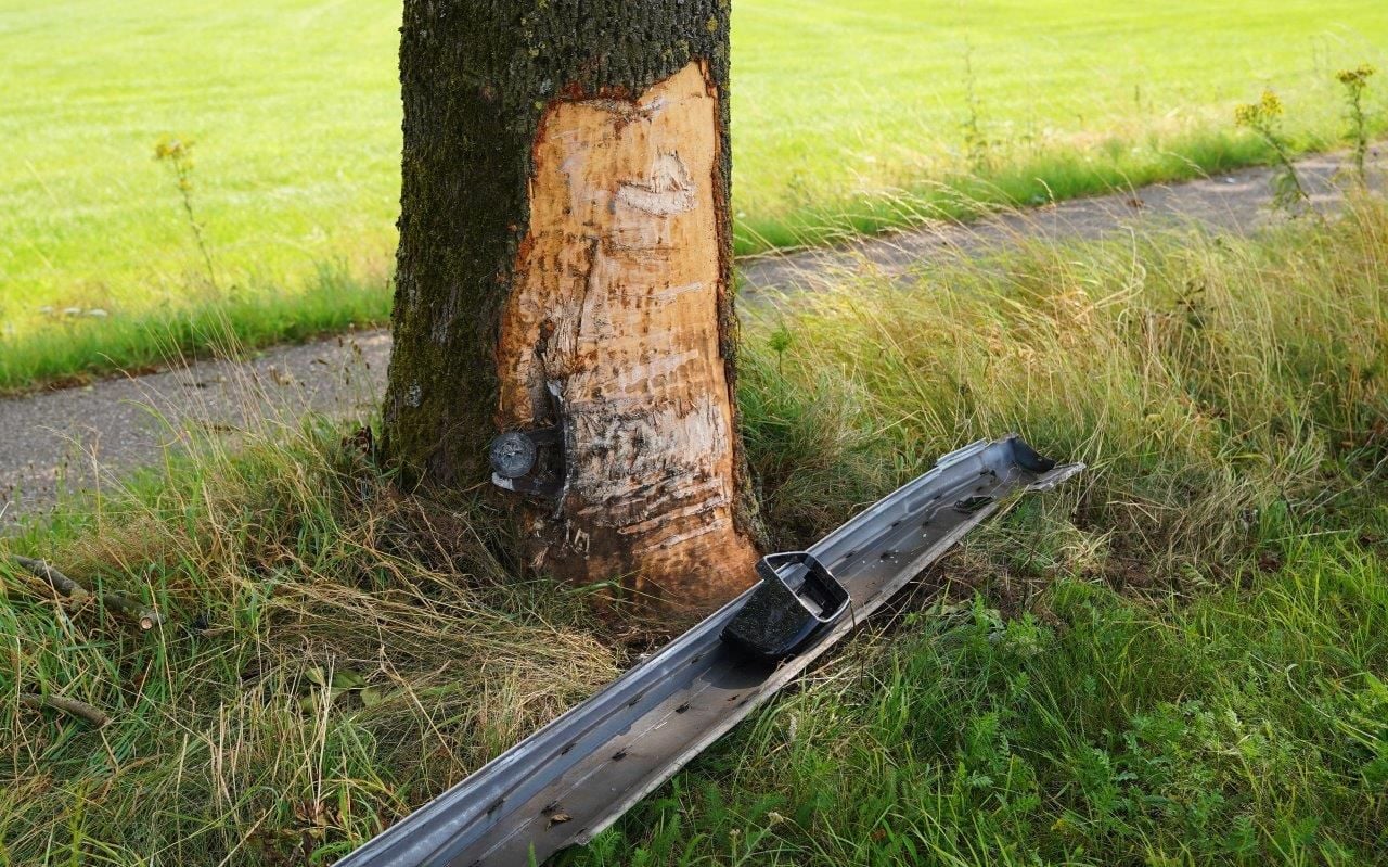 De vrouw ramde meerdere bomen (foto: Bart Meesters/SQ Vision).