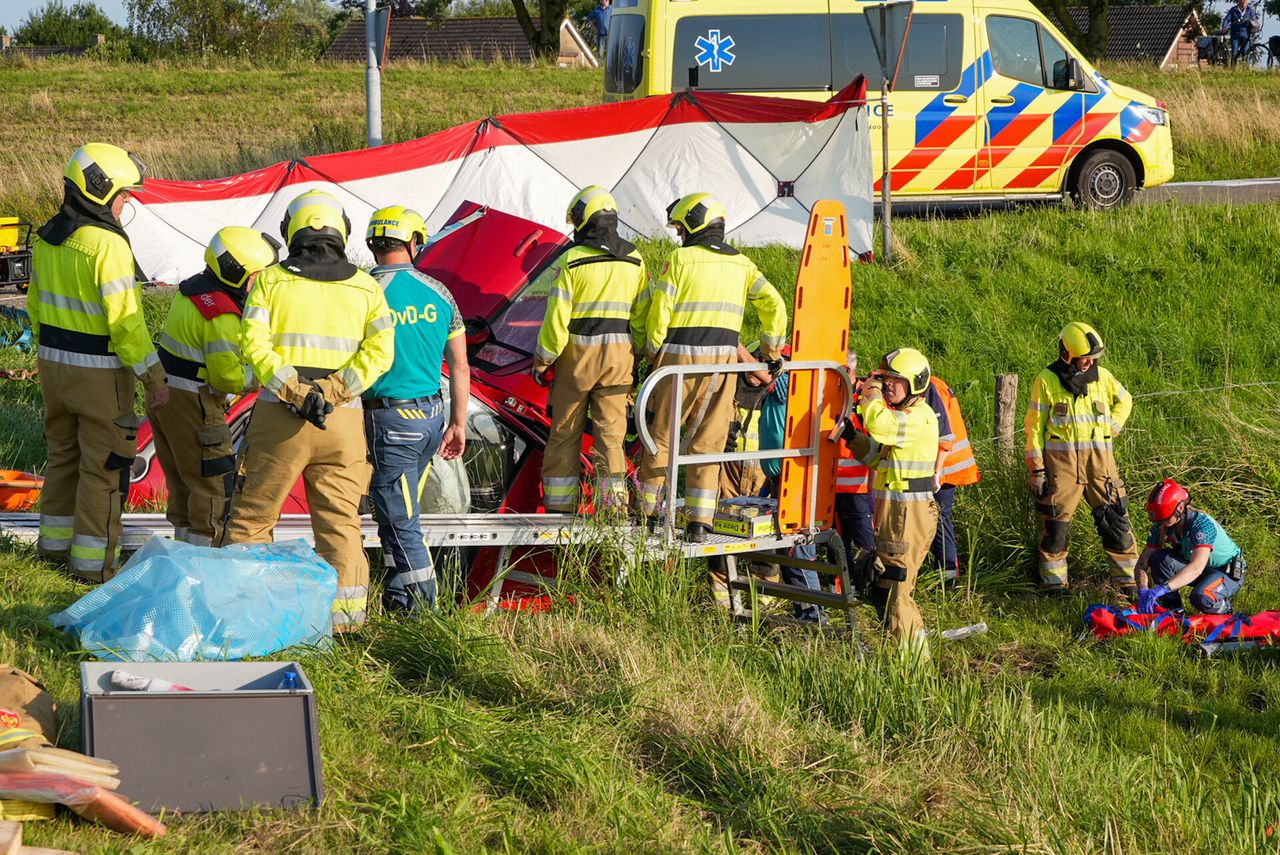 De slachtoffers zijn met de ambulance naar het ziekenhuis gebracht (foto: Gabor Heeres/SQ Vision).