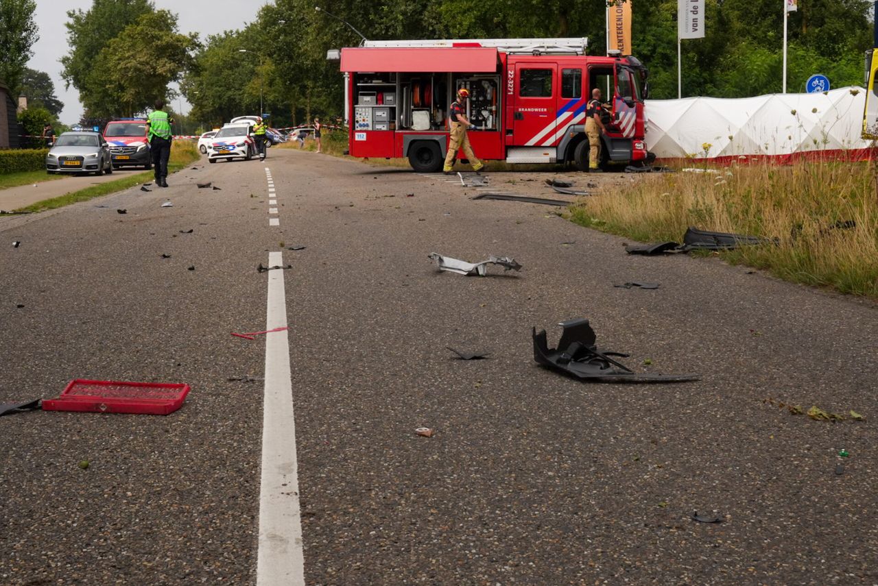 De brokstukken liggen bezaaid over de weg (foto: SQ Vision).