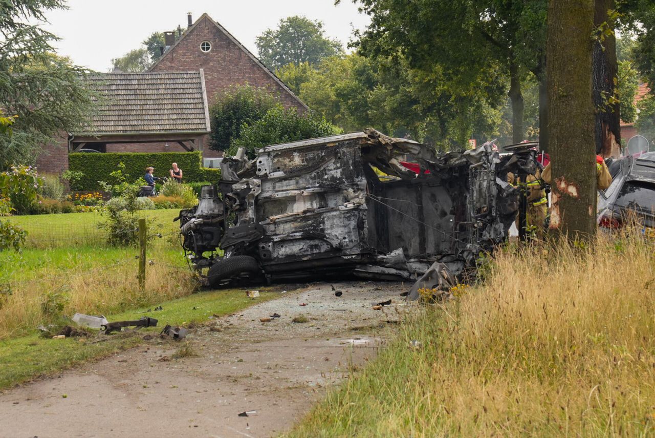 De auto's vlogen in brand (foto: SQ Vision).