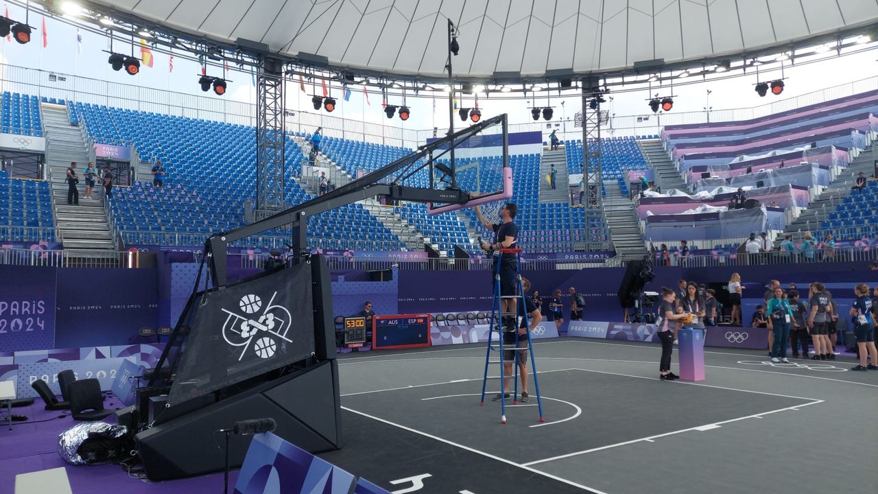 De Helmondse monteurs aan het werk bij het basketbaltoernooi in Parijs (Foto: Ron Larmit)