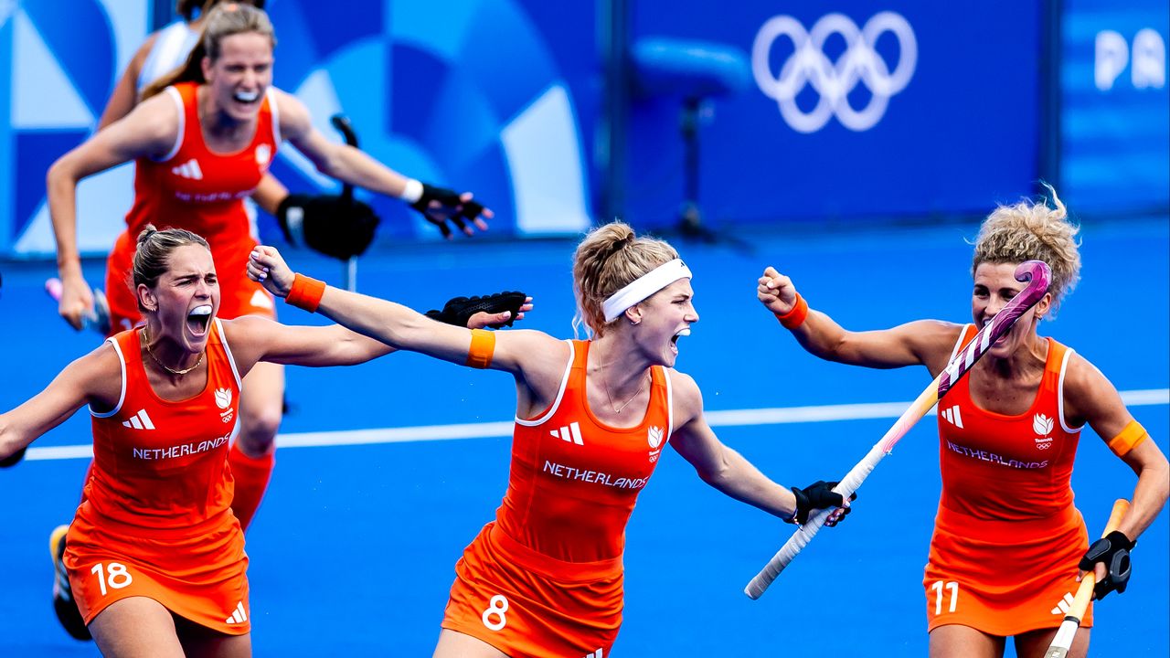 Nederlandse hockeysters vieren de goal van Yibbi Jansen (foto: ANP / Remko de Waal).