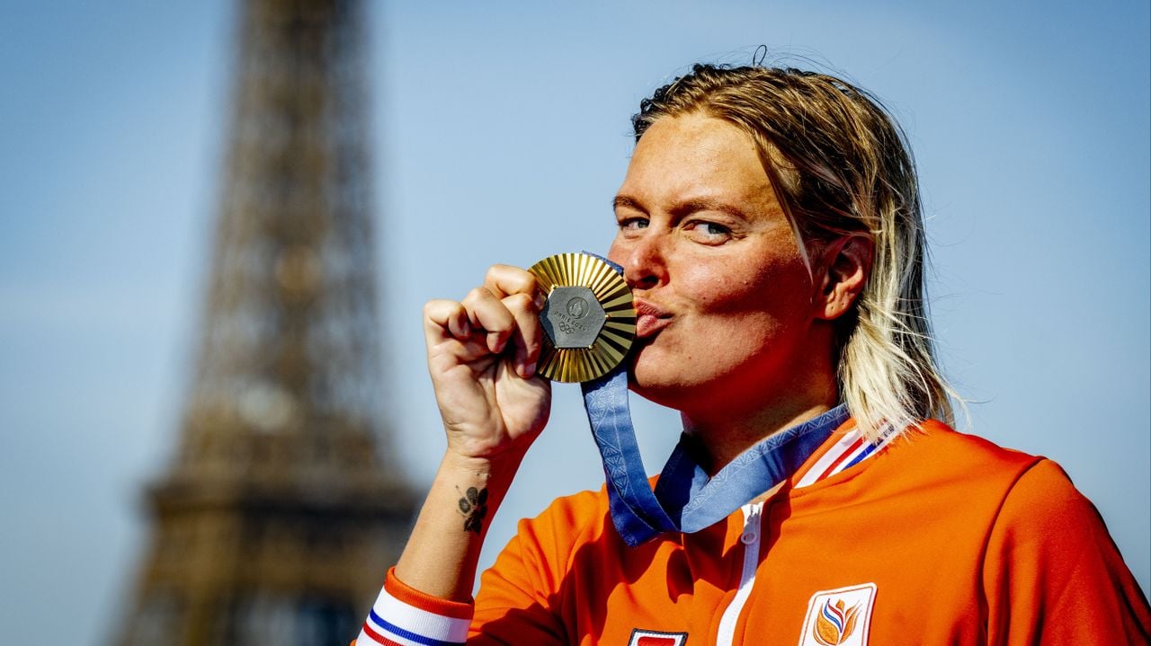 Sharon van Rouwendaal na het openwaterzwemmen met haar gouden medaille (foto: ANP / Hollandse Hoogte / Robin Utrecht).