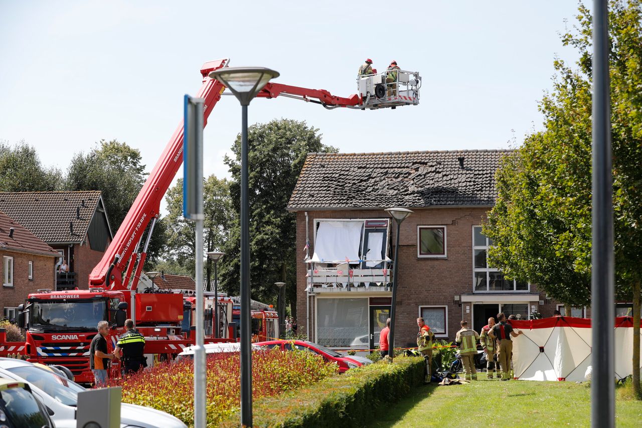 De brandweer is bezig met een hoogwerker (foto: Christian Treats/SQ Vision).