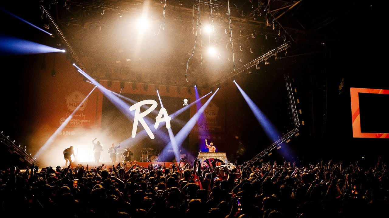 Het TeamNL-huis met dj La Fuente op het podium (foto: ANP).