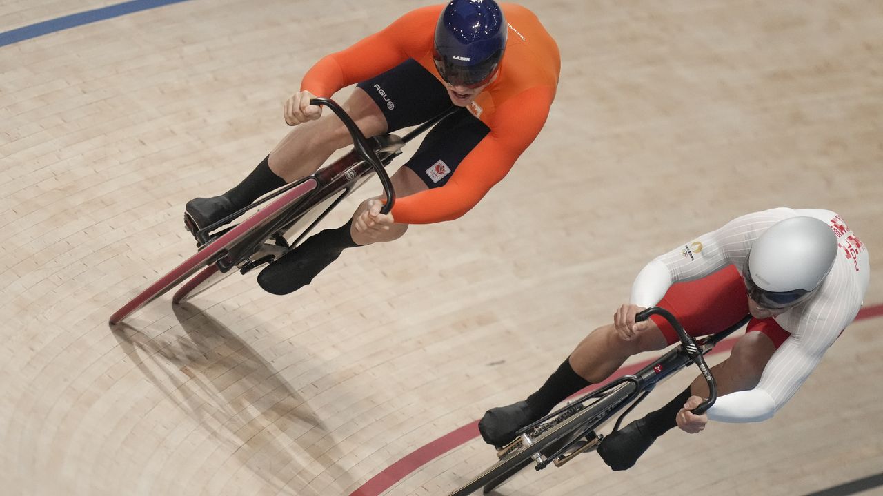 Lavreysen in gevecht m,et Mateusz Rudyk in de kwartfinale (foto: ANP/AP Photo/Thibault Camus).