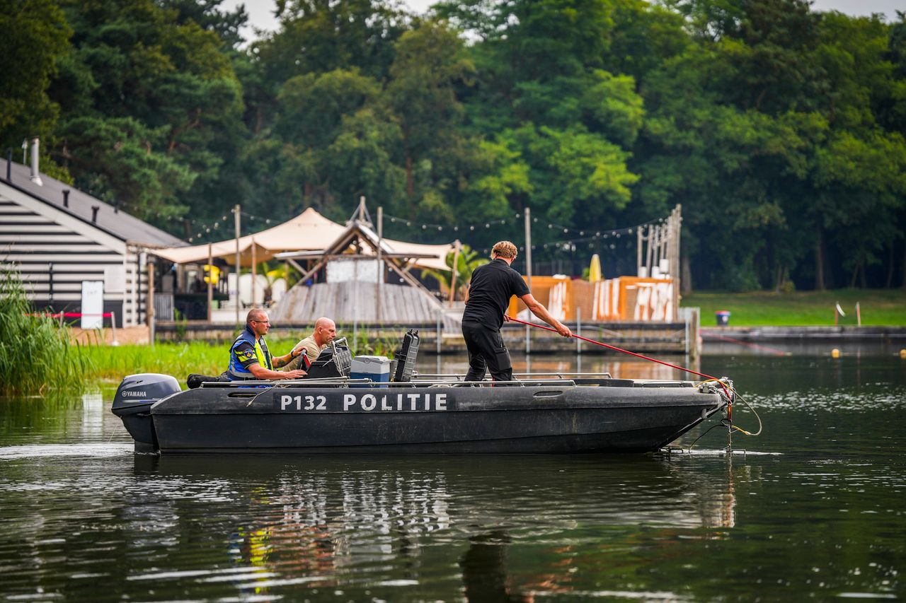 De politie zoekt in het water woensdag (foto: SQ Vision).