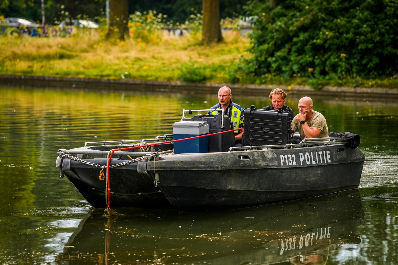 De politie zoekt in het water woensdag (foto: SQ Vision).