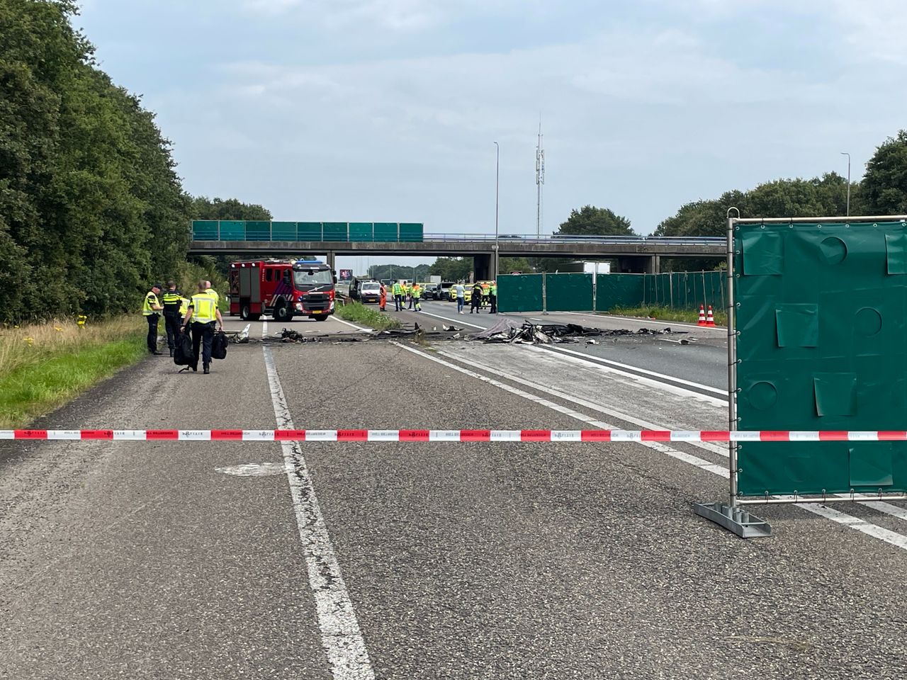 Om de plek van de crash zijn schermen gezet (foto: Robert te Veele).