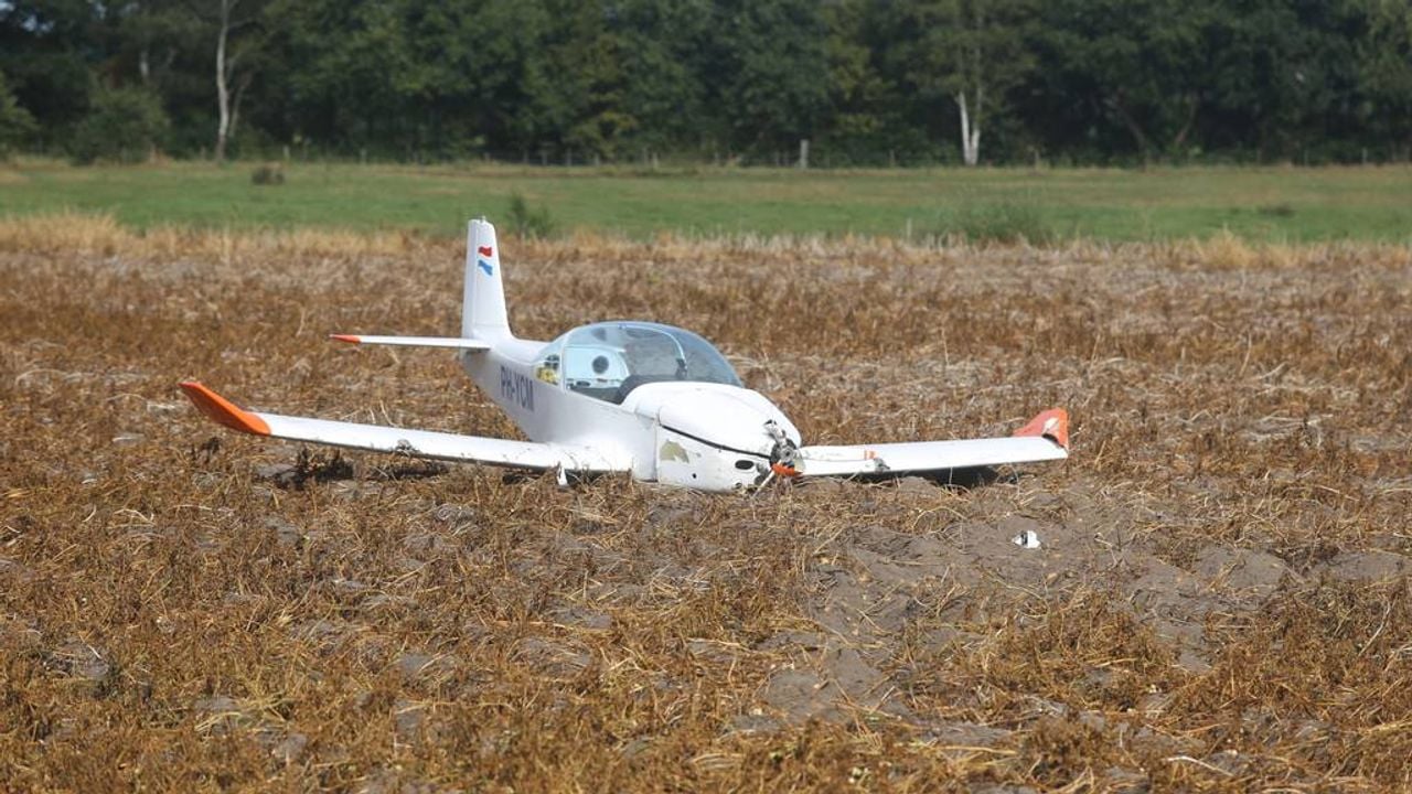Vliegtuig crasht in weiland bij Bredaas vliegveld (Foto: Alexander Vingerhoeds / GinoPress)