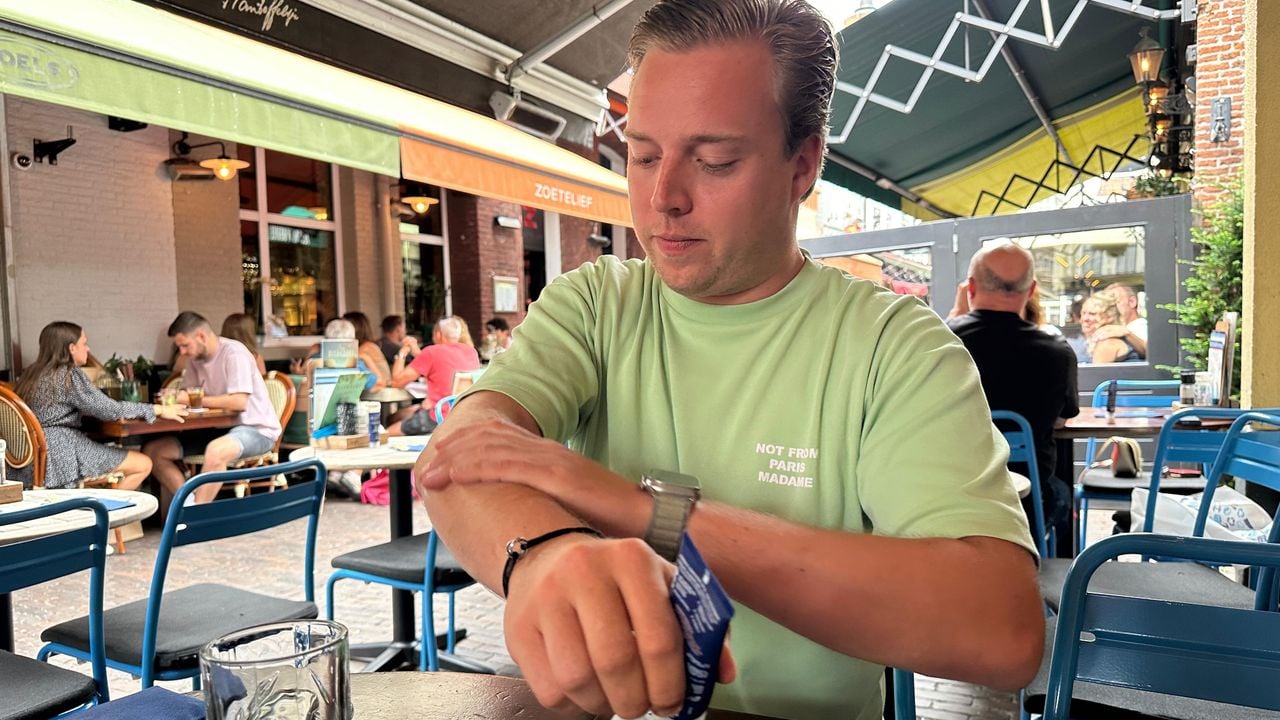 Gasten smeren zich in met zonnebrand (foto: Omroep Brabant).