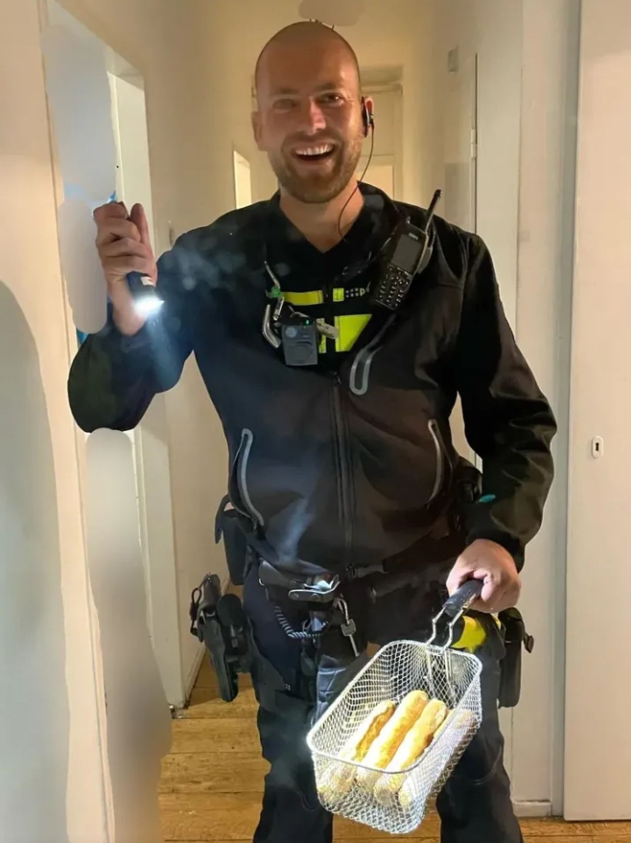 Een van de agenten met de frikandellen (foto: Instagram politie Weerijs).