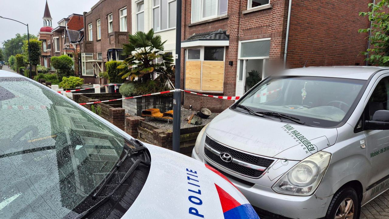 In de erkers zitten nu houten platen (foto: Collin Beijk).