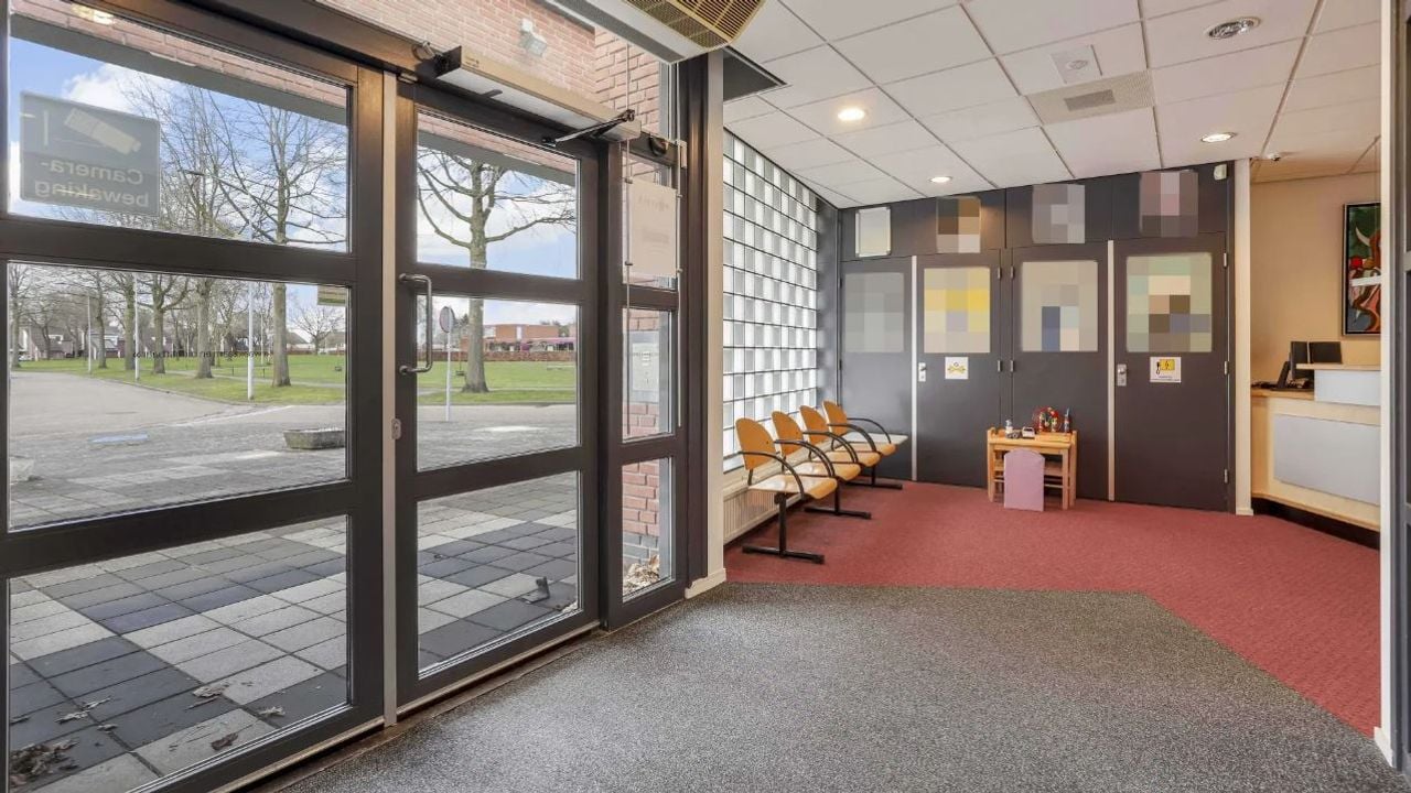 De ontvangstruimte (foto: vastgoedveiling.nl) 