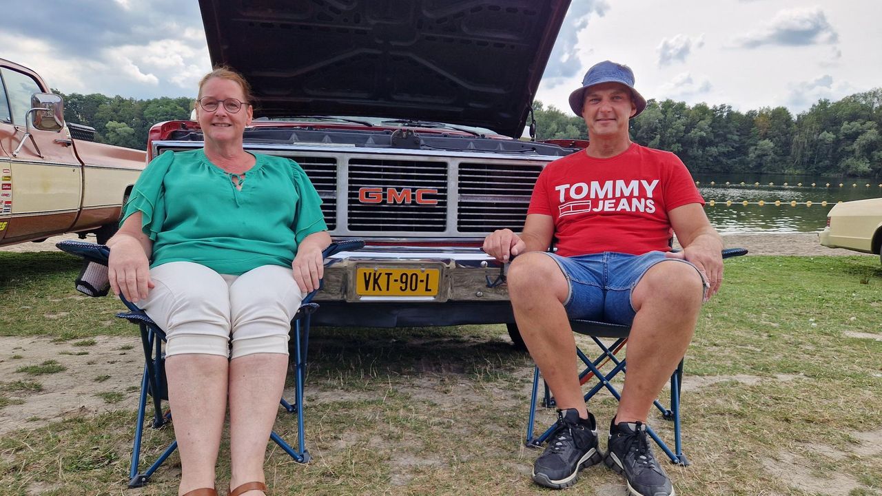 Marcel met zijn partner bij zijn eigen Amerikaanse auto (foto: Tom Berkers).