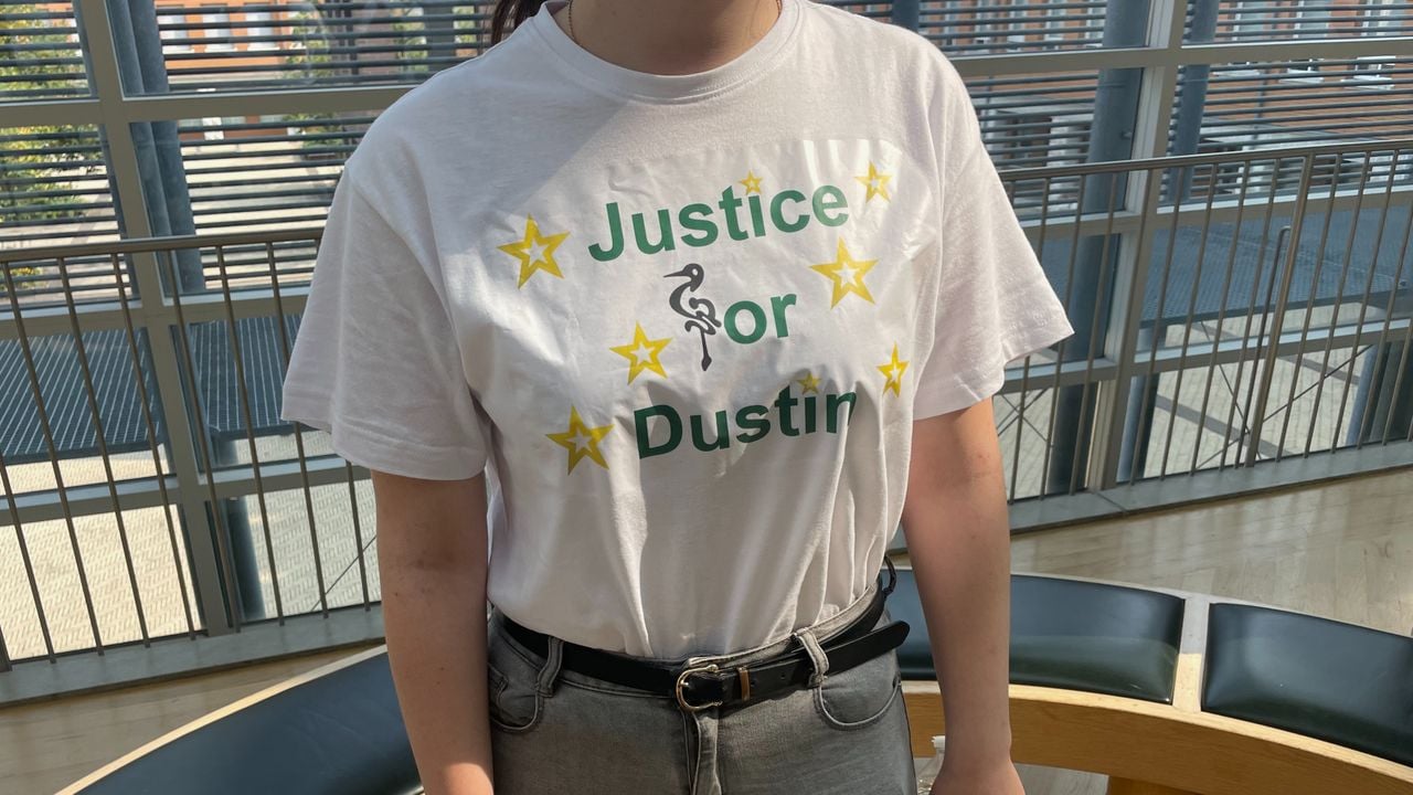 Tientallen mensen droegen dit shirt tijdens de zitting.