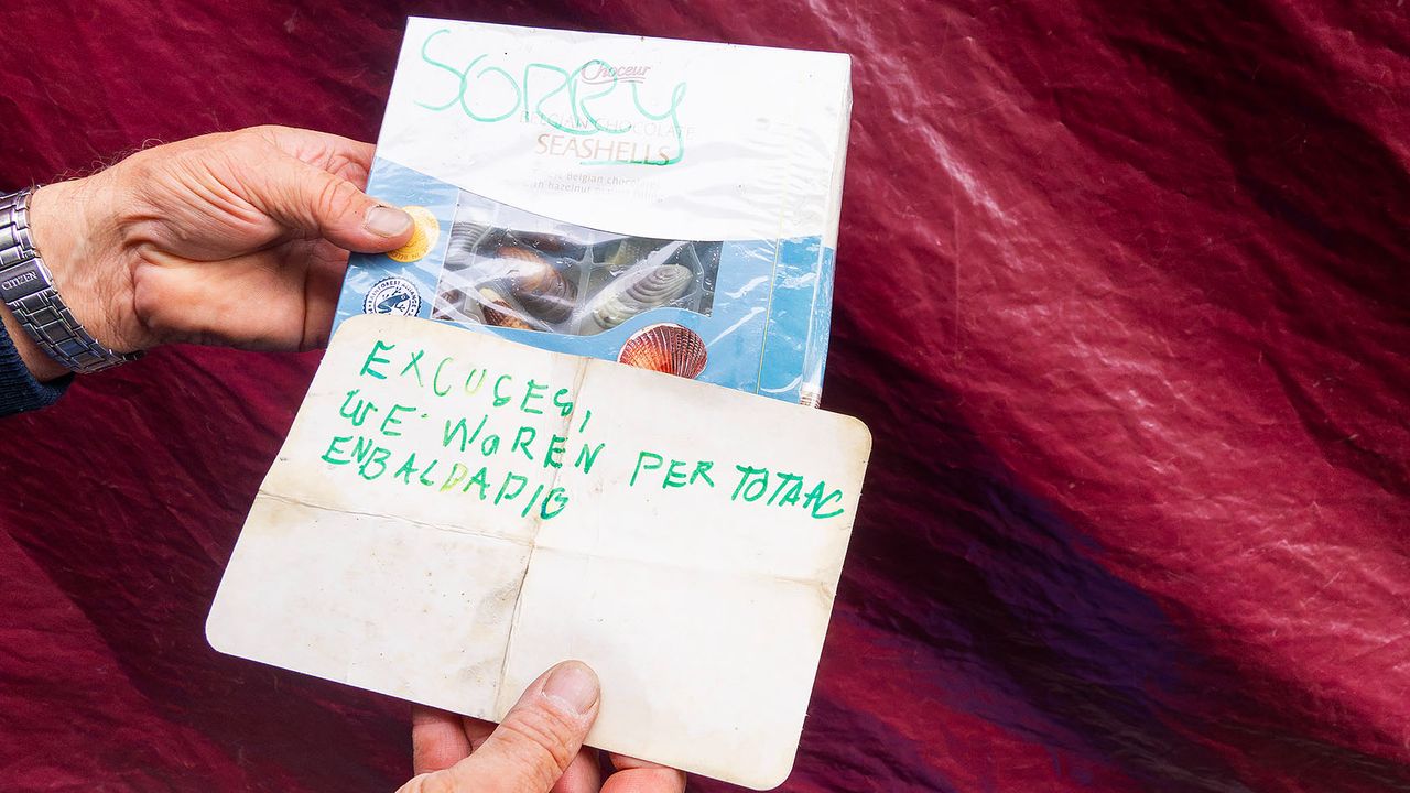 Het excuusbriefje dat bij de dolfijn zat (foto: Gabor Heeres/SQ Vision).