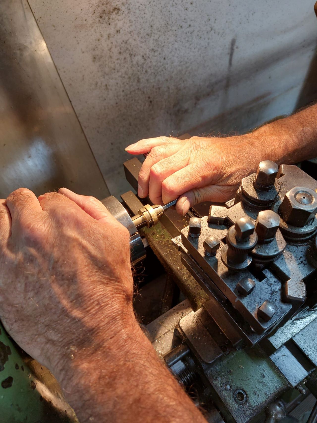De goudsmid is druk bezig met de ringen (foto: Babs van der Hoorn/Art Object))