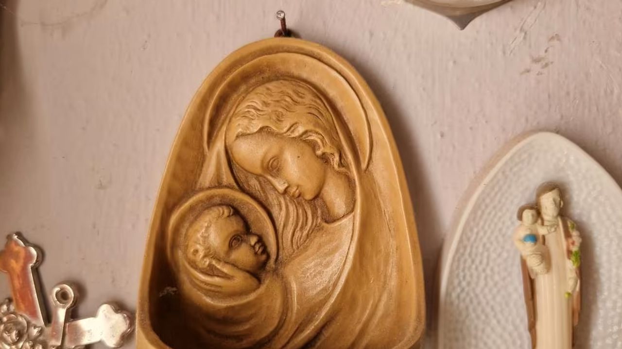 Een van de wijwaterbakjes (privéfoto). 