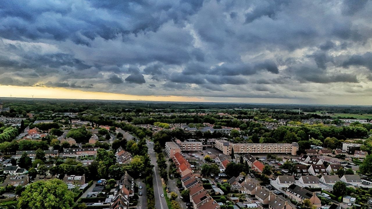 Onheilspellende lucht boven Oisterwijk (foto: Toby de Kort / SQ Vision). 