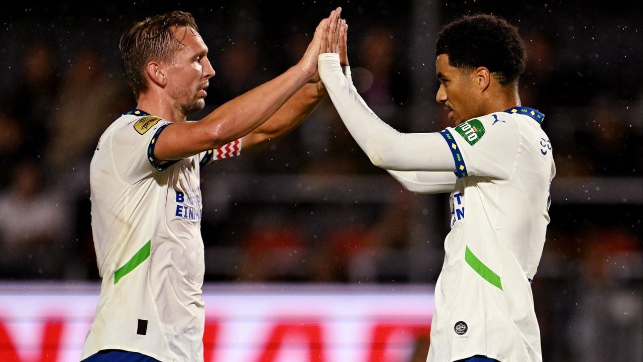 Luuk de Jong en Malik Tillman vieren de 1-4 tegen Almere City FC (foto: ANP). 