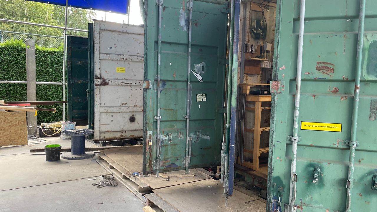 De opengebroken containers (foto: Imke van de Laar).