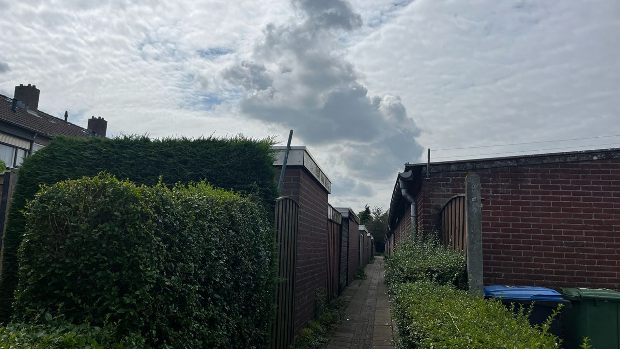 De schuren vanaf waar het arrestatieteam op de woning schoot (foto: Omroep Brabant).