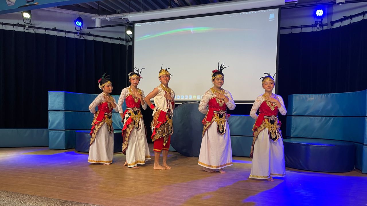 Dansvoorstelling in de aula