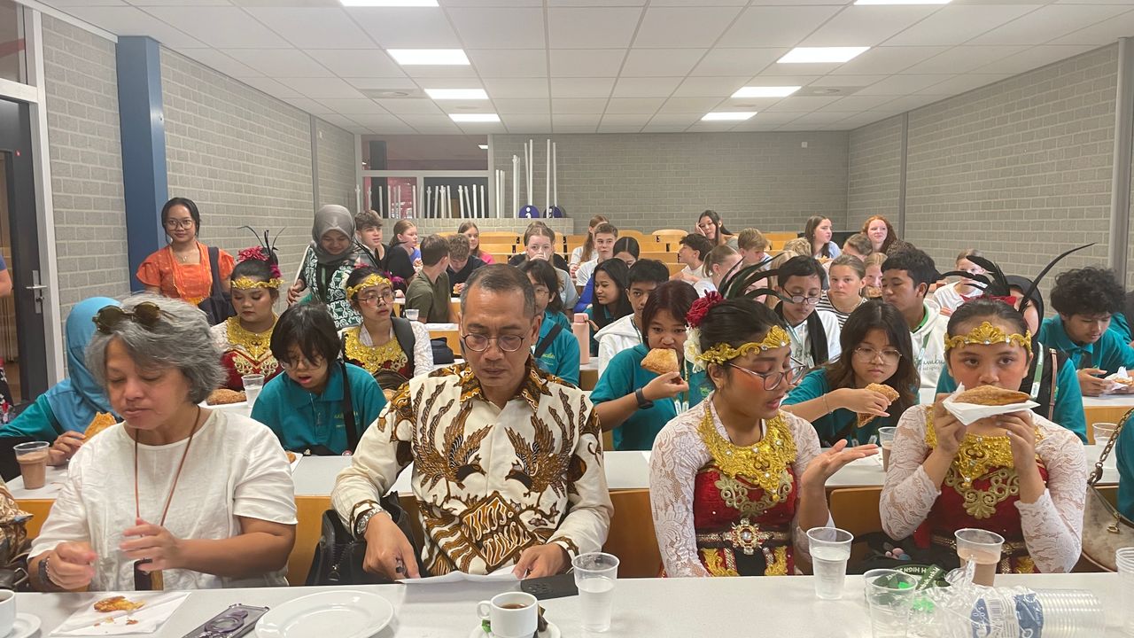 Appelflappen en chocolademelk voor de gasten uit Indonesië