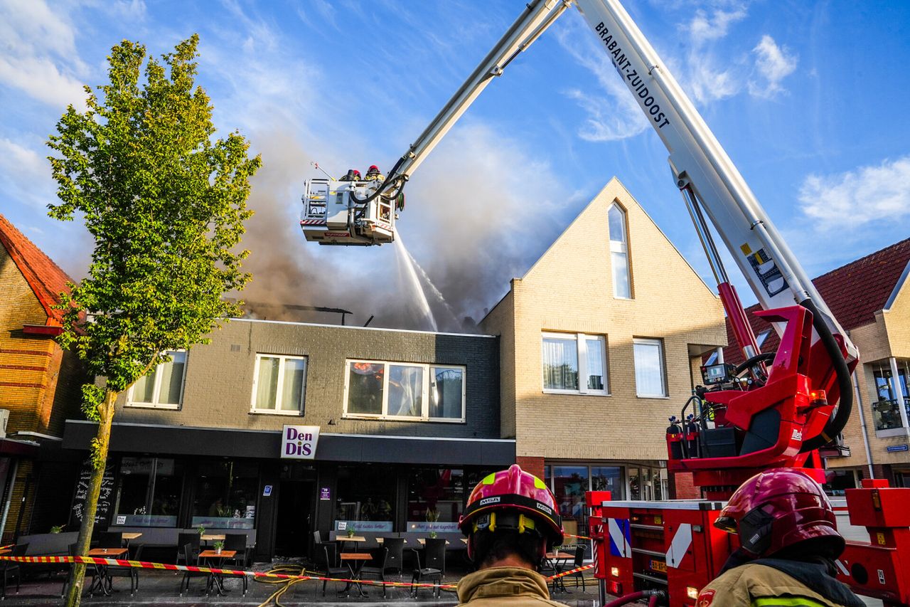 De brandweer kon er met een hoogwerker bij komen (foto: SQ Vision).