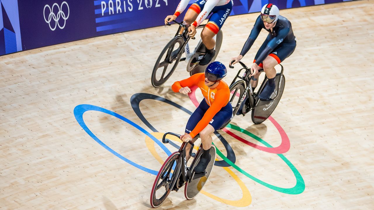 Harrie Lavreysen tijdens de kwartfinale van de keirin (foto: ANP / Koen van Weel).