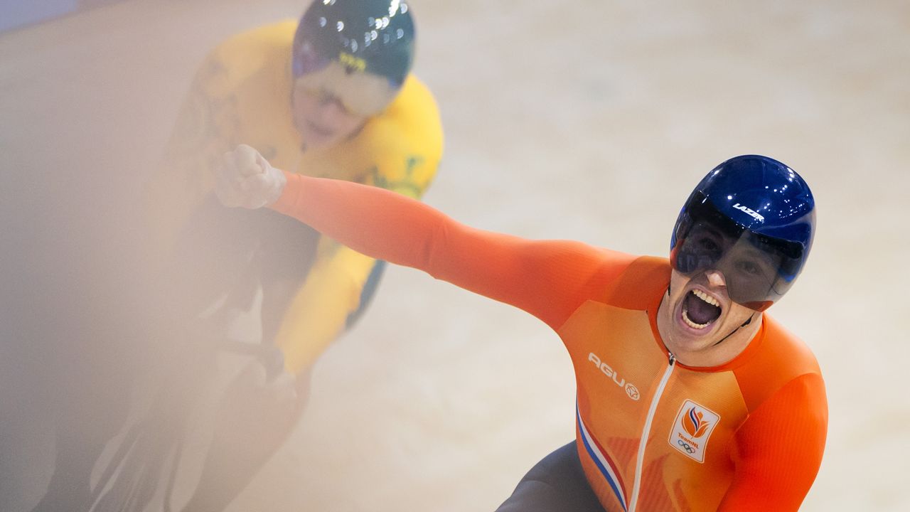 Harrie Lavreysen schreeuwt het uit van vreugde met zijn winst op de keirin (foto: ANP /Koen van Weel).