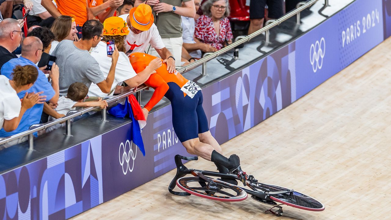 Harrie Lavreysen zoekt meteen na zijn derde goud zijn ouders op de tribune op  (foto: ANP / Iris van den Broek).