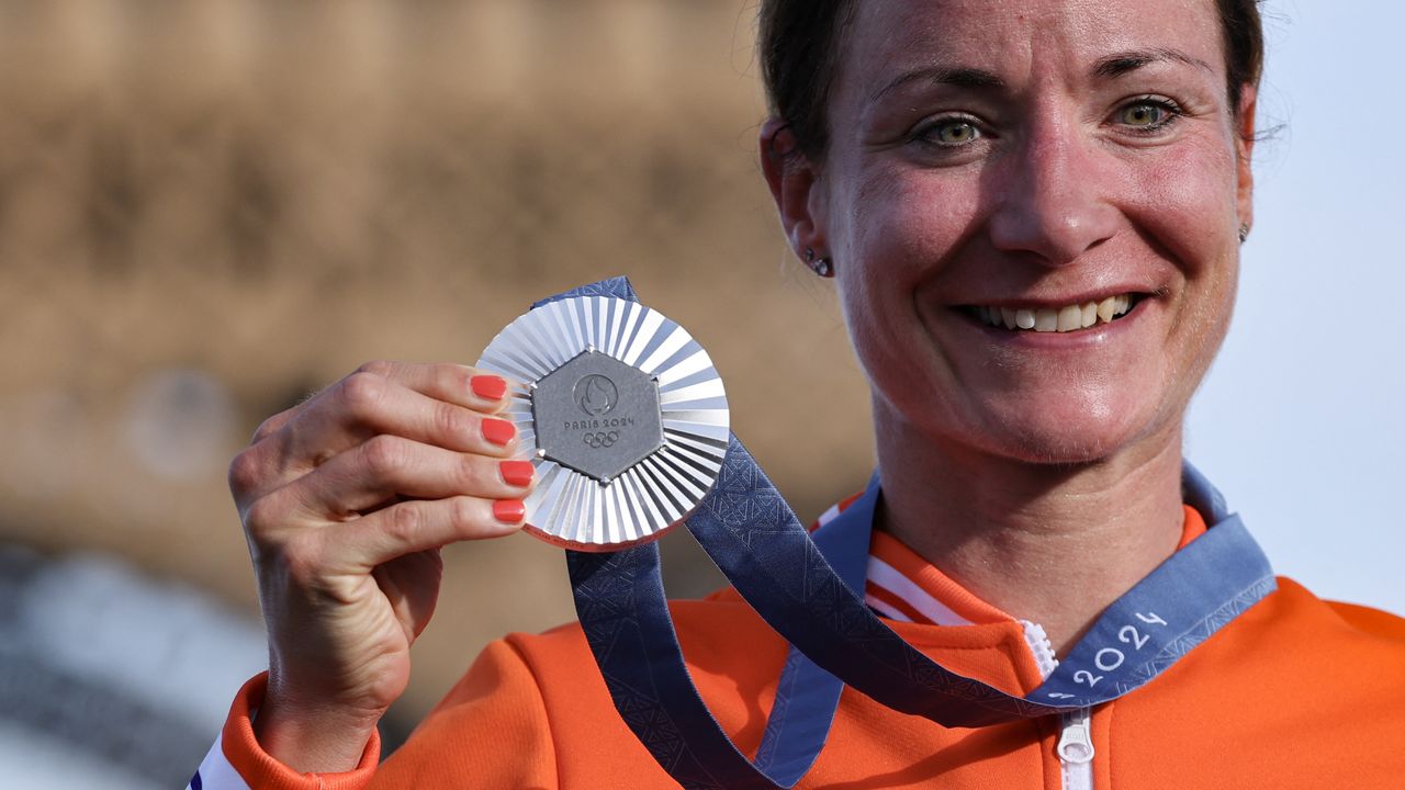 Marianne Vos showt haar zilveren plak (foto: via ANP).