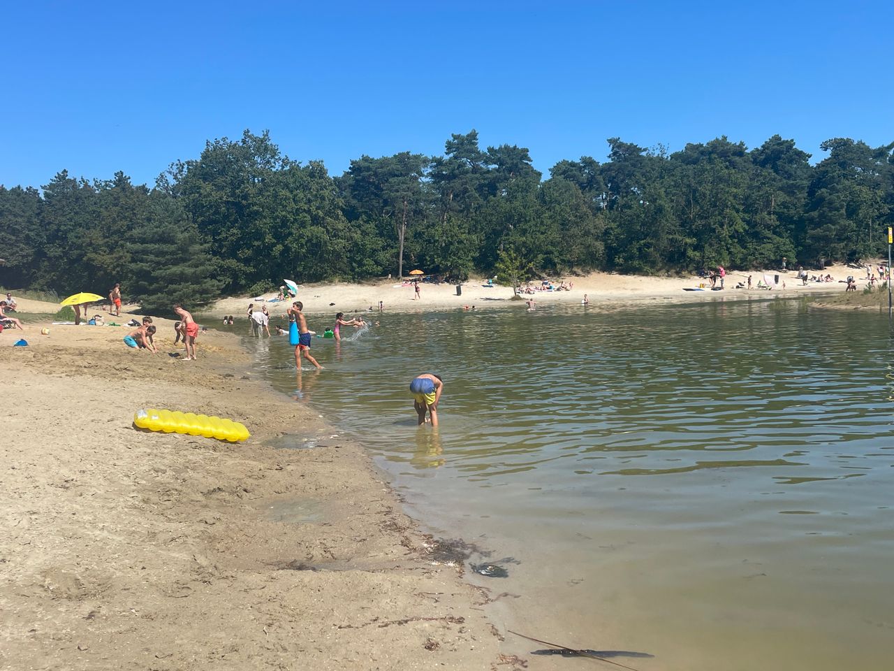 Op deze warme dag zoeken we massaal verkoeling (foto: Omroep Brabant).