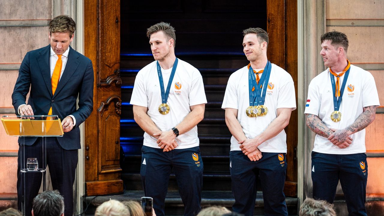 Harrie Lavreysen, Roy van den Berg en Jeffrey Hoogland worden gehuldigd (foto: ANP).