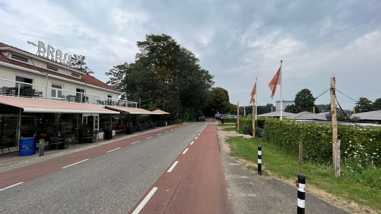 Aan de linkerkant Brass aan de Maas en aan de rechterkant van de weg ligt het terras (foto: Megan Hanegraaf).