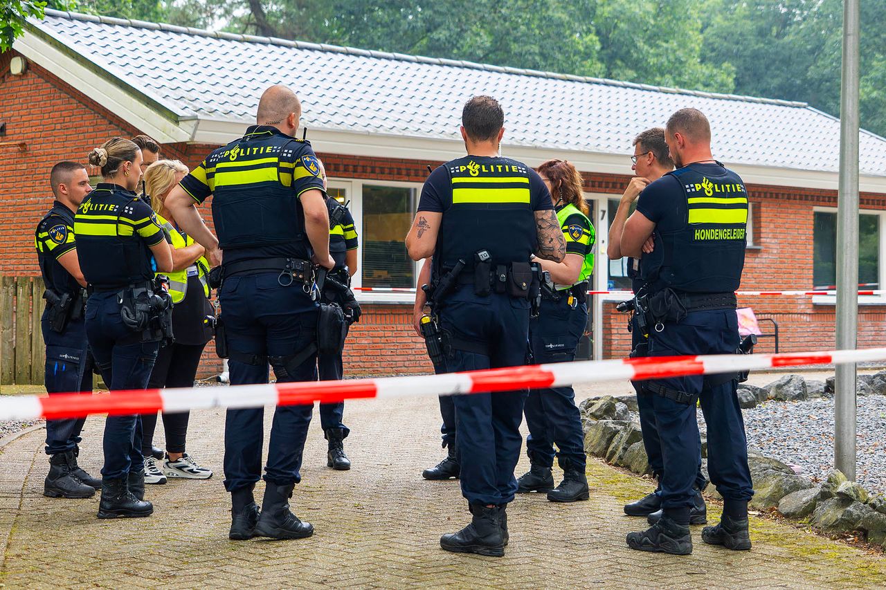Politie verzamelt zich na de steekpartij voor de receptie van de camping (foto: Gabor Heeres/SQ Vision).