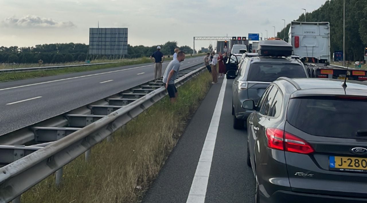 Er kan niemand door, dus de andere kant van de snelweg is volledig leeg.