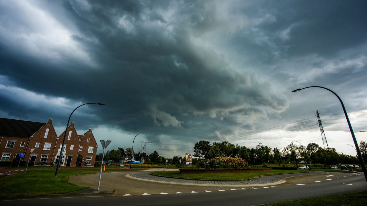 Wolken boven Nuenen samen. (foto: SQ Vision)